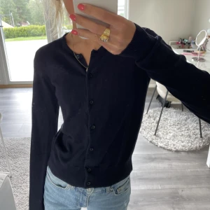 Kofta💙 - Säljer denna stickade marinblåa koftan från HM💙