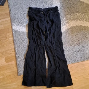 Linnebyxor  - Linnebyxor från rocky, låg i midjan. För mer info skicka pm. Pris är diskuterbart vid snabb affär. 💖 Köparen står för frakten. Ansvarar inte för paketet under frakt. 