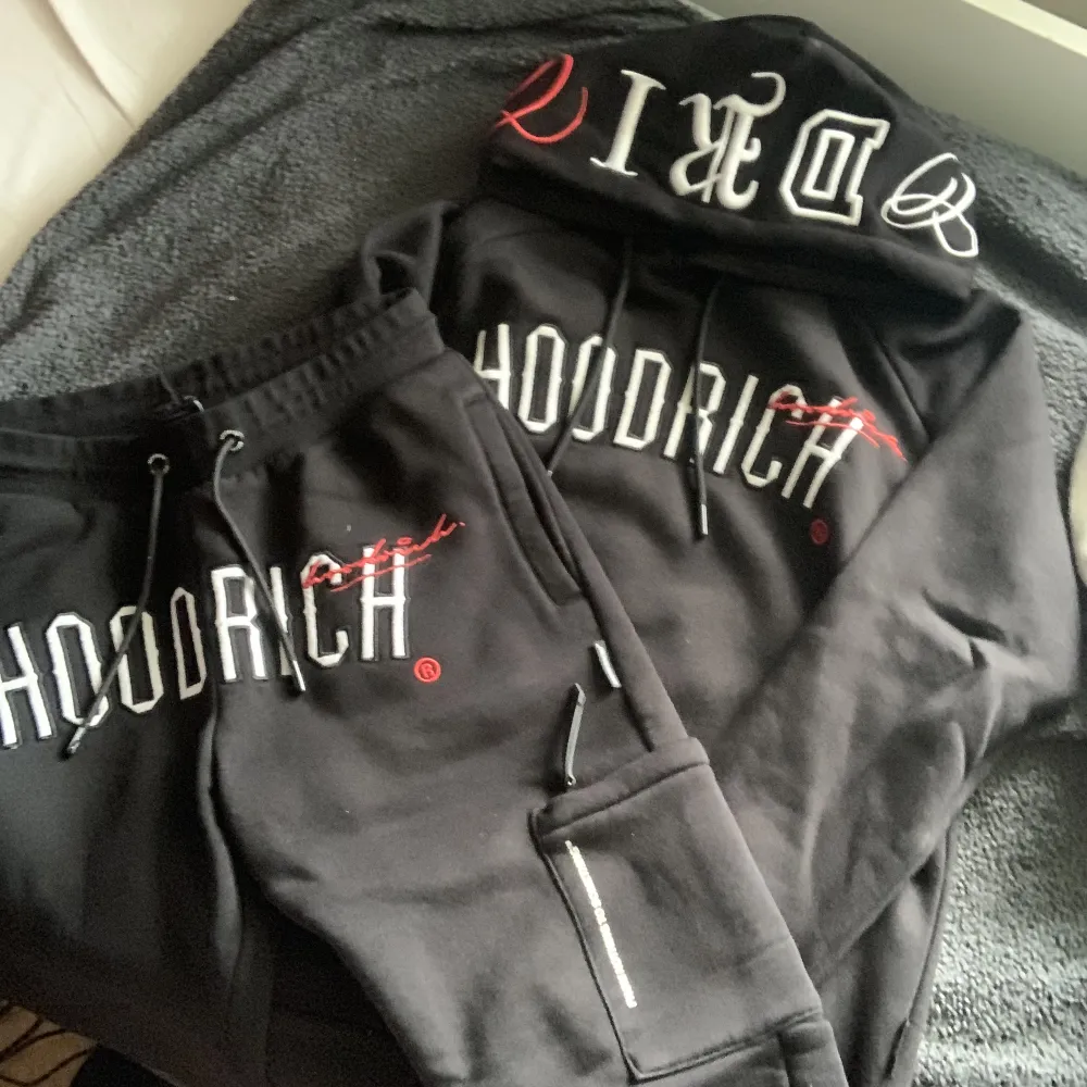 Snygg hoodrich set i jätte fint skick. Båda i XS. Säljs inte enskilt. Hoodies.