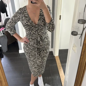 Klänning med zebramönster - Fin klänning med zebramönster (Passar en som vanligtvis är S/M)