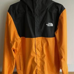 North Face jacka - Ok skick.  Size M finns några fläckar men inget som sticker ut supermycket. 
