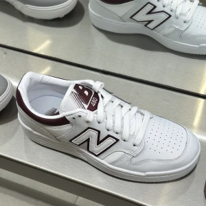 New Balance 480 - Supertjusiga sneakers från New Balance i storlek 39,5 (men små! Passar upp till 39 skulle jag säga).  Använda Max 3 gånger, insett att de är lite för stora för mig tyvärr!  Nypris 1100  Jag står för frakten! 