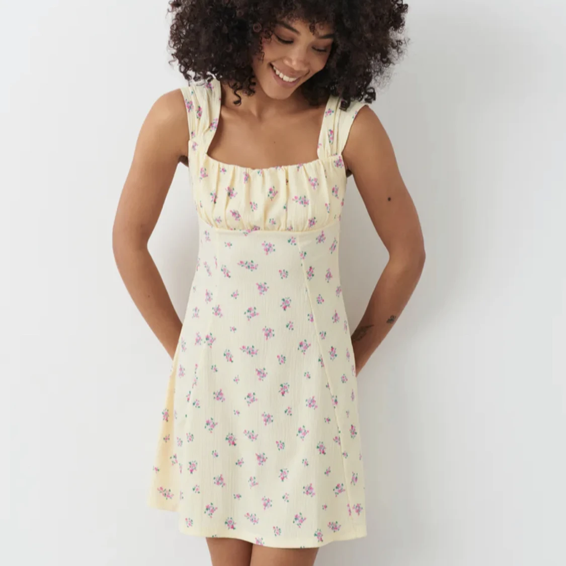 Blommig kort  klänning gina Tricot 