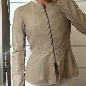 Skinnjacka  - Figur sydd skinnjacka köpt på second hand 