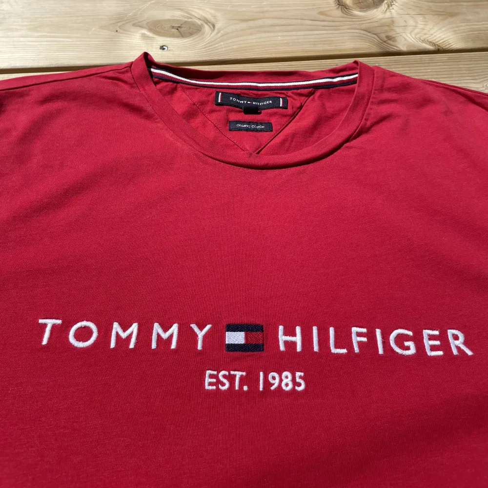 Tjena! Säljer en snygg, röd Tommy Hilfiger T-shirt i storlek L. T-shirten  är använd MAX en gång och är i utmärkt skick✅. T-shirts.