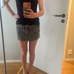 Mini skirt - Säljer pågrund av att den inte kommer till användning, köpt second hand men kommer från H&M, bältet är justerbart. Den är ganska kort där bak❤️ det är inte fri frakt !📦❤️