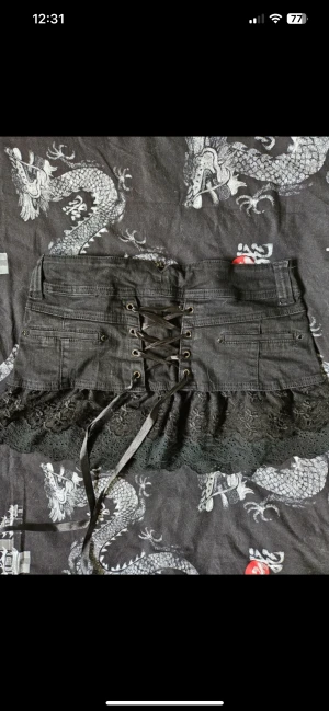 Kjol med spetsdetaljer - Säljer denna superfina kjolen med spetsdetaljer som tyvärr inte kommer till andvändning , den är i st s men skulle säga att den passar en xs