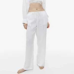 Linne byxor - Populära wide linen-blend trousers från hm! Endast testade en gång men tyvärr passade dem inte. Nypris 299kr