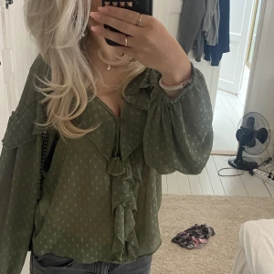 Zara Blus - Säljer denna otroliga olivgröna blusen ifrån zara storlek xs, sitter som en S. Den är HELT slutsålt i butik och på nät. Endast testad av mig och lappen kvar!! Kollar intresset på den och vid flera intresse så startar jag budgivning💕💕