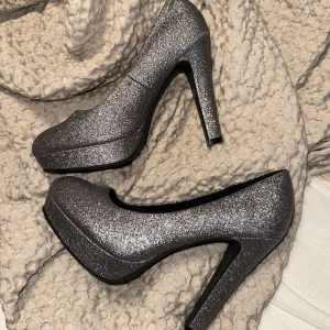 Glittriga klackar - Säljer dessa glittriga klackar från Attitude som används endast på en bal. Sen dess bara stått orörda. 