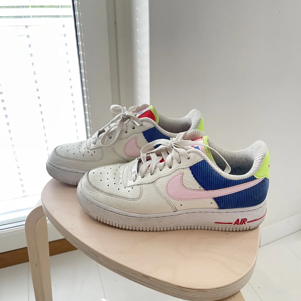 Nike air force 1 low corduroy. Storlek 39, använda men i fint skick!. Skor.