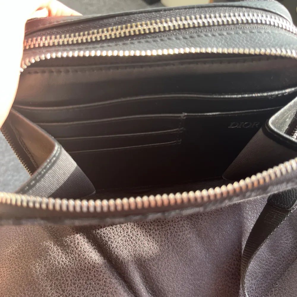 En perfekt väska för mobil, plånbok osv. Säljes pga att jag inte använder den mer då jag köpt ny väska Vid frågor så är det bara att kontakta mig Pris kan diskuteras . Accessoarer.