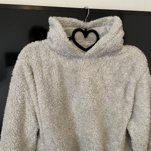 Fluffig hoodie - Grå fluffig hoodie Storlek XL  Frakt tillkommer 🙌 Paketpris är möjligt. Kolla in andra kläder i profilen så fixar vi en super deal 🥰