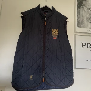 Morris Väst - Marinblå Morris Väst i grymt skick! Size-small