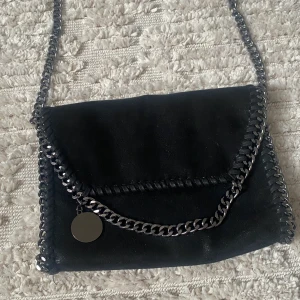 Stella McCartney liknande väska  - säljer min fina stella mccartney liknande väska då jag bara använt den några gånger 🤍den är väldigt rymlig med flera olika fack och går att ha som crossbody eller på axeln. skriv om du har några frågor!🫶🏼