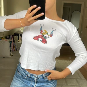 Réalisation par longsleeve - Långärmad tröja med motiv från Réalisation par! Skick: använd, se bild 2 och 3 för defekter. Storlek M ❤️‍🔥 Köpt för 850 kr 