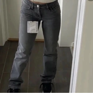 Zara Jeans - Säljer mina snygga jeans från zara som inte kommer till användning, stl 36 💗(Första bilden lånad)