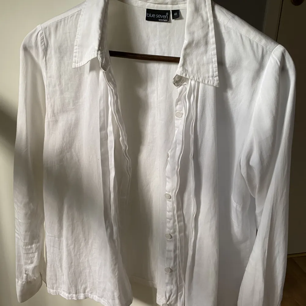 Superfin vintage skjorta/blus med detaljer framtil!💗Står att den är storlek 40 men ser bra ut på mindre!💗. Skjortor.