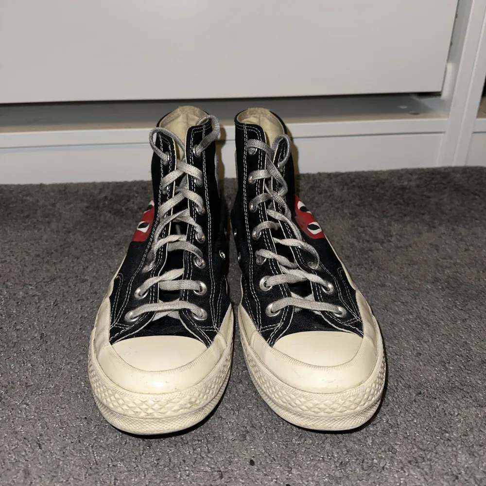 Säljer mina CDG X Converse skor då dom inte kommer till användning. Bra skick, En tvätt och dom ser så gott som nya ut. Skor.