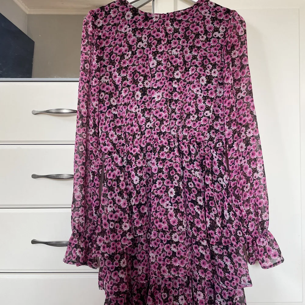 Blommig volang klänning från chiquelle i strl s🩷knappt använd så jättefint skick!!. Klänningar.