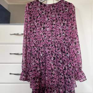 Blommig volang klänning från chiquelle i strl s🩷knappt använd så jättefint skick!!