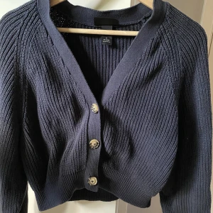 Stickad kofta - Jättefin mörkblå stickad kofta från Monki!💗Skön och bra till hösten!💗