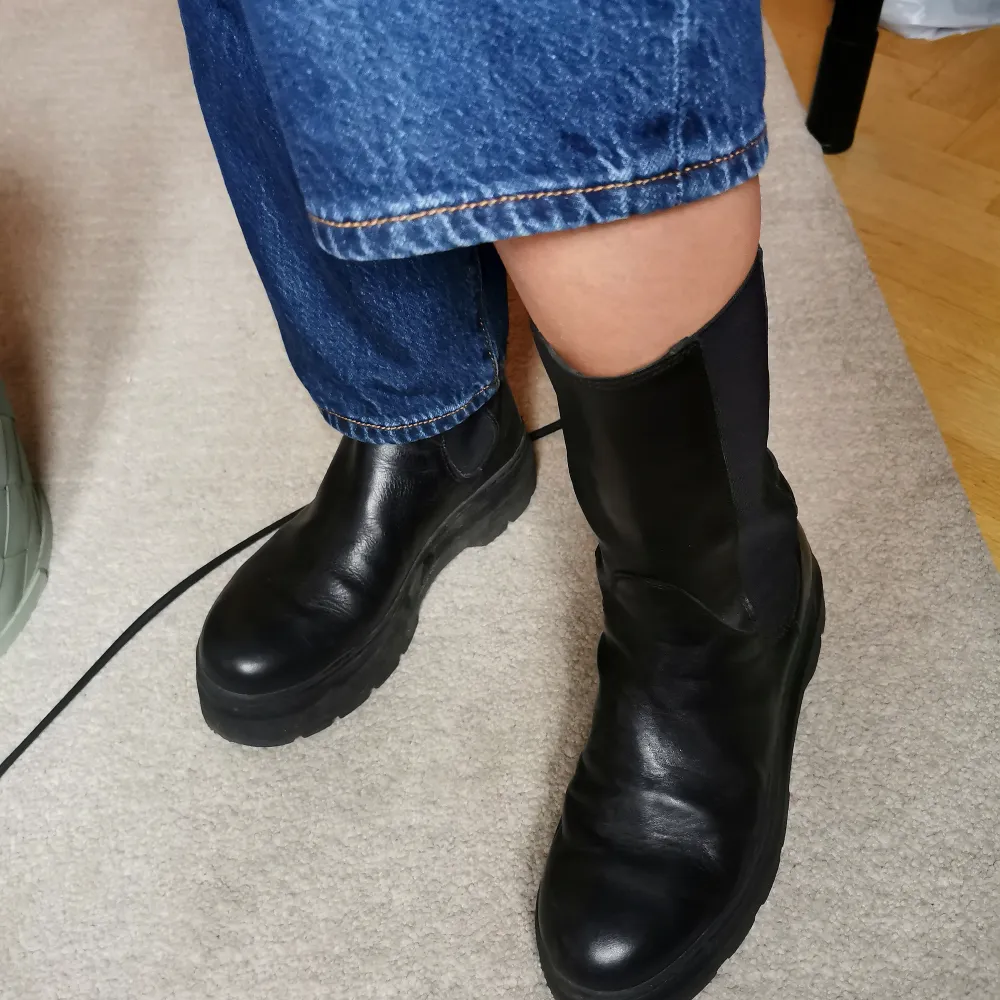 Svarta boots från Pavement, i storlek 38. Sparsamt använda. Passar till mycket. Skor.