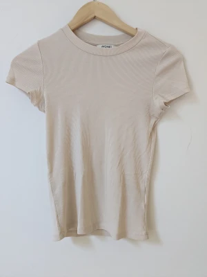 Ribbad tröja - Ribbad tröja med korta ärmar. Storlek XXS. Använd men inte sliten. 