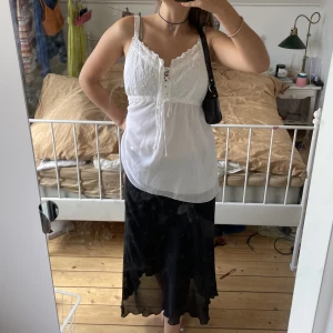 Topp - Sjukt fin topp, tyvärr för stor för mig vid brösten. Finns 3 olika platser med snören, så blusen är väldigt justerbar (: