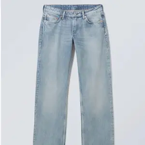 Jag säljer de här lågmidjade ljusblå jeansen från weekday då dem är för små för mig! Strl 25/30 ordinarie pris: 590. Skicka om ni vill ha fler bilder 