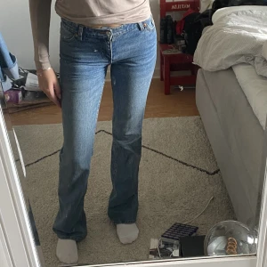 Monki Wakumi lowwaist jeans - Låtmidjade bootcut jeans. Storlek 29, men små i storleken. Använda fåtal gånger. Nypris 500, säljer för 300 eller bud 
