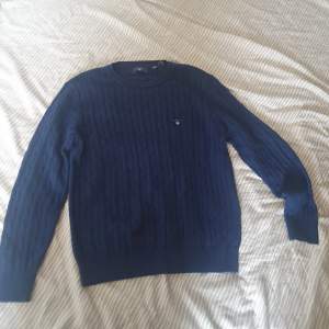 Jag säljer en stickad tröjor av märket Gant i storleken 158/164 cm. Den säljs då den inte passar mig längre. Den är använd max 2-3 gånger. Nypris för den är 900kr men jag säljer den för 350kr. Priset kan diskuteras.