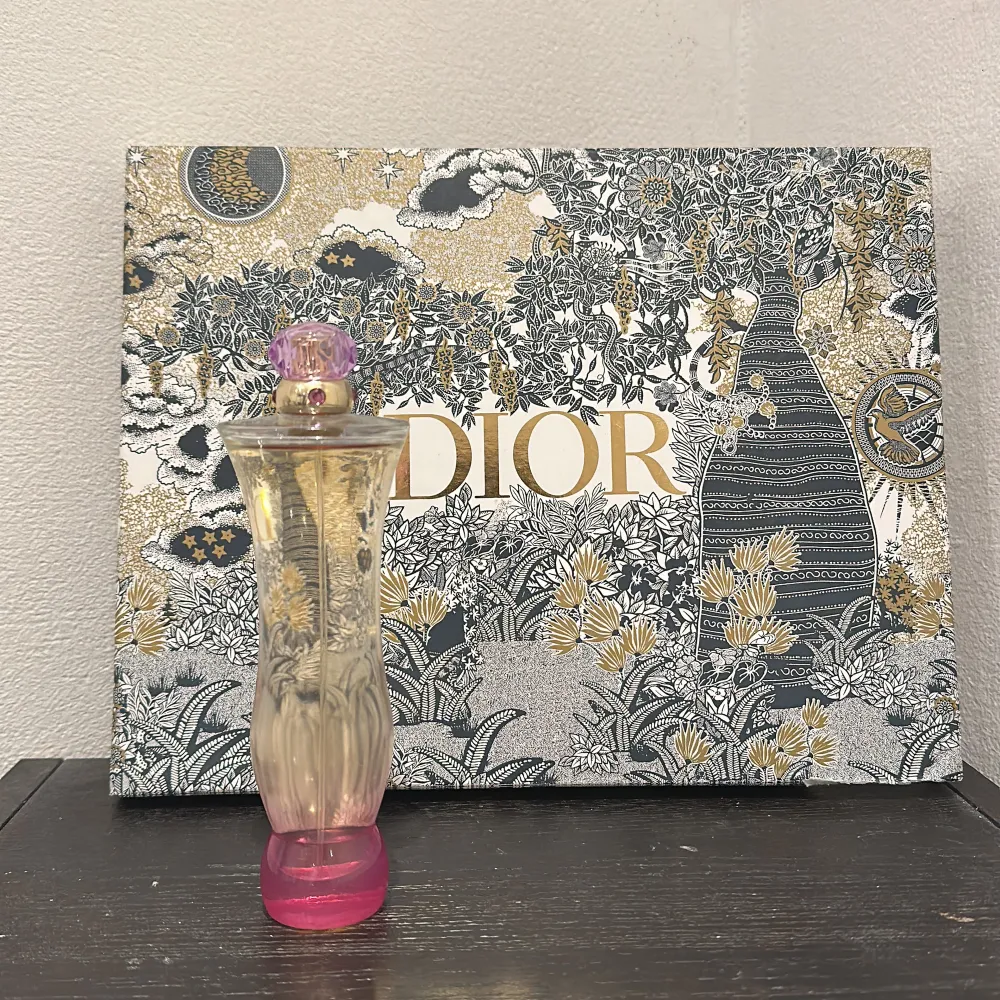 Versace parfymen köptes för 849 kronor  Köptes för några månaders sen men jag använde aldrig för att jag föredrar vanilj parfymer mer så nu tänker jag att sälja den💜   Versace Woman Eau de Parfum från Versace är en blommig och träig doft för kvinnor💜. Övrigt.
