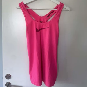 Nike linne  - Träningslinne från Nike, neonrosa. 