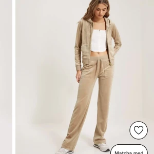 Beiga juicy med fickor där bak - Har ej används i flera månader, inga fläckar. Möts upp i Göteborg eller frakt.