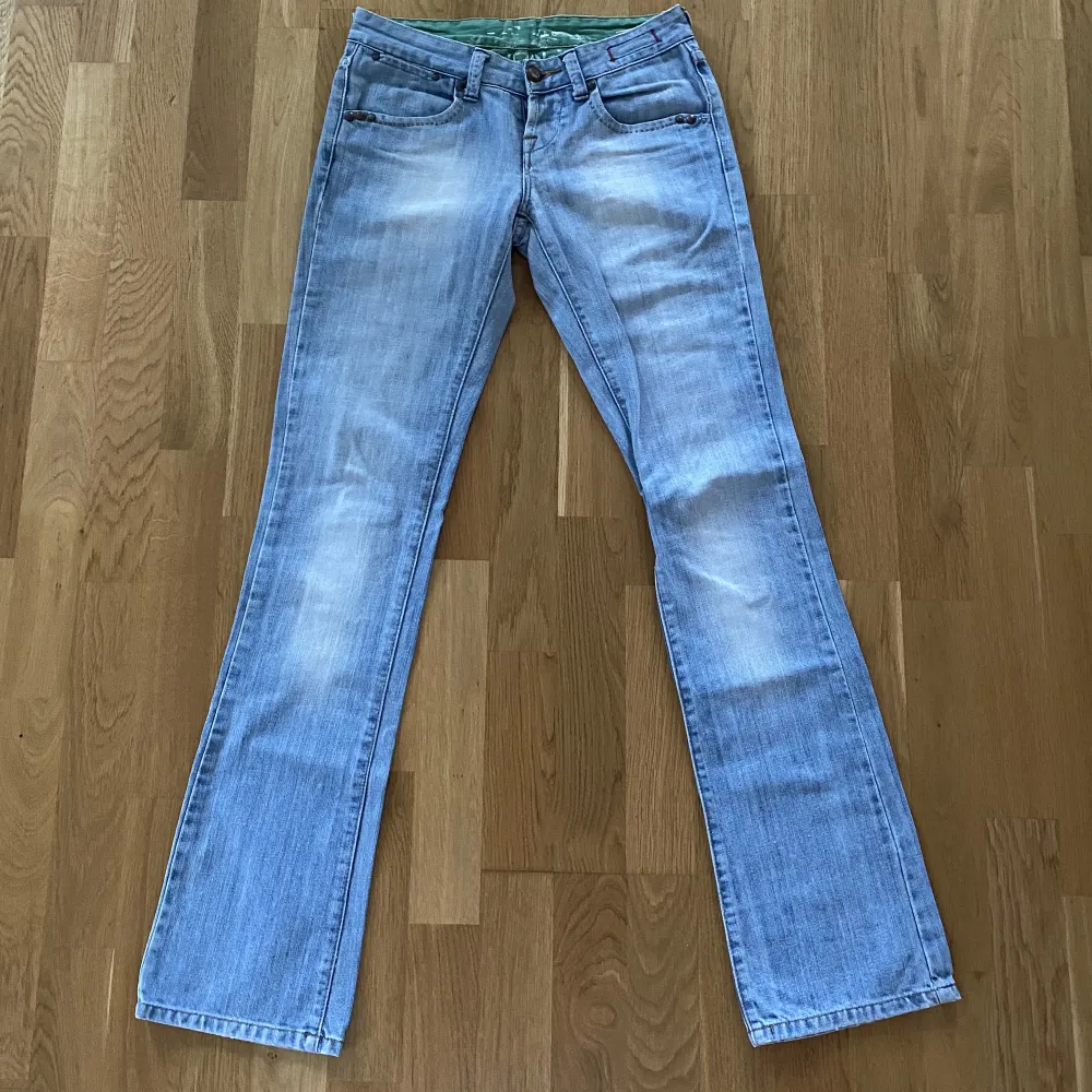 Superfina lågmidjade jeans köpta secondhand, tyvärr var de dock för små. Skulle säga att de passar en xs. Midjemått rakt över: 36 cm. Innerbenslängd: 81 cm. Tänk på att de är lågmidjade, så mät midjemåttet lite längre ner🫶. Jeans & Byxor.