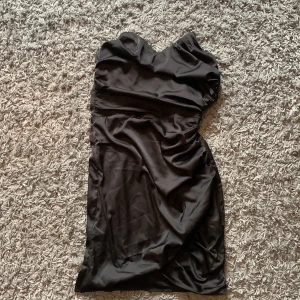 Klänning - Svart klänning i silkesmaterial. Kommer ej till användning. 