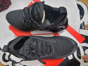 Storlek 39,5 passar 39 och 40  - 270 nike 