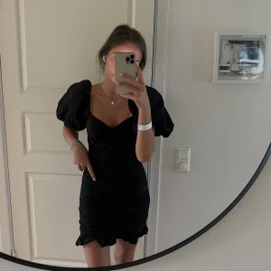 Svart klänning  - Super smickrande svart klänning ifrån Gina, den är väldigt stretchig så den sätter sig perfekt emot kroppen, har tagit tyvärr tagit bot lappen så minns inte exakta strl men skulle säga XS-M beroende på hur man vill att den ska sitta, använd en gång🖤🖤