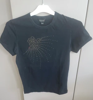 T-shirt guess  - storlek L men liten som S Svart men svårt att fota