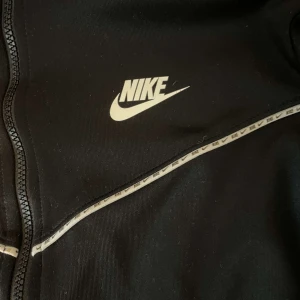 Nike Hoodie Svart  - Svart Nike huvtröja med dragkedja. Den är av ”träningsaktigt” material och skicket är bra! Hör gärna av dig för frågor om tröjan. Skick: 8,5/10