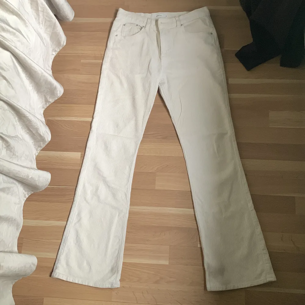  detta par jeans kommer mycket bra skikt samtiden och vit färg med en ribbad textur. Detta på jeans köpta från Gina Tricot åt för 500 kr och jag säljer dom för 350 kr. Jeans & Byxor.