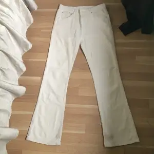  detta par jeans kommer mycket bra skikt samtiden och vit färg med en ribbad textur. Detta på jeans köpta från Gina Tricot åt för 500 kr och jag säljer dom för 350 kr