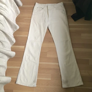 Offwhite flare jeans - Gina tricot  -  detta par jeans kommer mycket bra skikt samtiden och vit färg med en ribbad textur. Detta på jeans köpta från Gina Tricot åt för 500 kr och jag säljer dom för 350 kr