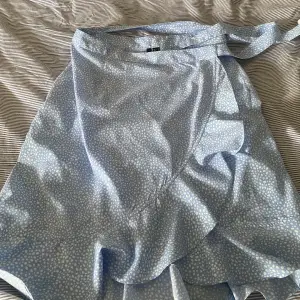 En fin kjol som inte kommer till användning, har bara kommit till användning 1 gång. Den köpt på Vero Moda för 300kr och jag säljer den för 160kr💞