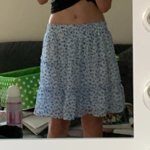 Kjol - En söt blommig kjol från New yorker. Fint skick och aldrig använd. Nypris: 149