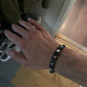 Valentino armband - Svart valentino armband, lite trasigt där bak men inget man märker av när bandet är i säkringen (Se 3 bilden). Kan gå med på lägre pris vid snabb affär! 😁