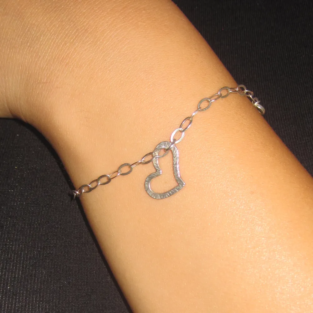 Dainty Silver Heart Braclet   Real Silver with Staple   I’m good condition   Can be worn on the wrist or ankle   DM me for questions   Äkta silver armband med hjärta. Accessoarer.