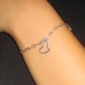 Dainty Silver Heart Braclet   Real Silver with Staple   I’m good condition   Can be worn on the wrist or ankle   DM me for questions   Äkta silver armband med hjärta