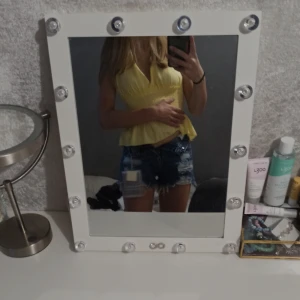 Topp - Supersöt och snygg topp perfekt nu till sommaren. Såå snygg men lite stor för mig. Inga defekter vad jag vet.